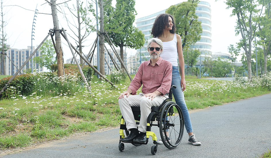 Electric Wheelchair VS Manual Wheelchair, Which One Is Suitable for You